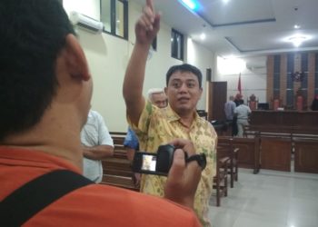 SIDANG PK. Terpidana korupsi bantuan siswa miskin di Dinas Pendidikan Lampung, Reza Pahlevi usai mengikuti sidang peninjauan kembali (PK) yang diajukannya bersama kuasa hukum di Pengadilan Negeri (PN) Kelas I A Tanjungkarang, Bandar Lampung, Rabu (2/10).
LAMPUNG POST/AHMAD AMRI
