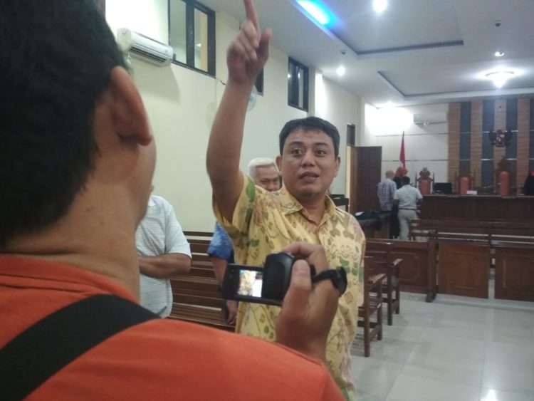 SIDANG PK. Terpidana korupsi bantuan siswa miskin di Dinas Pendidikan Lampung, Reza Pahlevi usai mengikuti sidang peninjauan kembali (PK) yang diajukannya bersama kuasa hukum di Pengadilan Negeri (PN) Kelas I A Tanjungkarang, Bandar Lampung, Rabu (2/10).
LAMPUNG POST/AHMAD AMRI