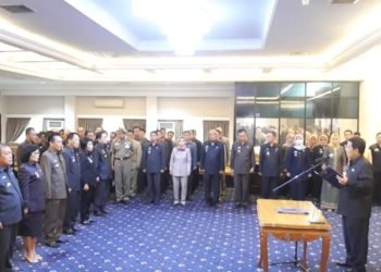 PELANTIKAN PEJABAT PEMPROV. Gubernur Lampung Arinal Djunaidi melantik dan mengambil sumpah pejabat tinggi pratama di lingkungan Pemerintah Provinsi Lampung di Ruang Rapat Utama Kantor Gubernur Lampung, Jumat (11/10).
LAMPUNG POST/TRIYADI ISWORO