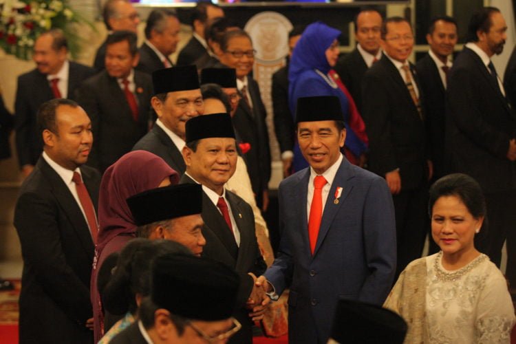 KABINET INDONESIA MAJU. Presiden Joko Widodo mengucapkan selamat kepada Menteri Pertahanan Prabowo Subianto seusai pelantikan Menteri Kabinet Indonesia Maju di Istana Negara, Jakarta, Rabu (23/10). (MI/RAMDANI)