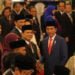 KABINET INDONESIA MAJU. Presiden Joko Widodo mengucapkan selamat kepada Menteri Pertahanan Prabowo Subianto seusai pelantikan Menteri Kabinet Indonesia Maju di Istana Negara, Jakarta, Rabu (23/10). (MI/RAMDANI)