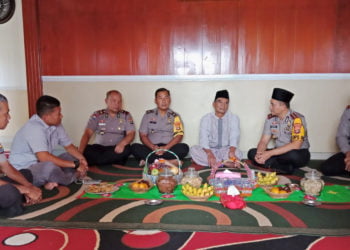 PERERAT SILATURAHMI. Kapolres Lampung Barat AKBP Rachmat Tri Haryadi (kedua kanan) bersilaturahmi ke rumah tokoh agama, Jumat (4/10). Kegiatan itu untuk lebih mempererat hubungan yang sudah terjalin. (DOKUMENTASI POLRES LAMBAR)