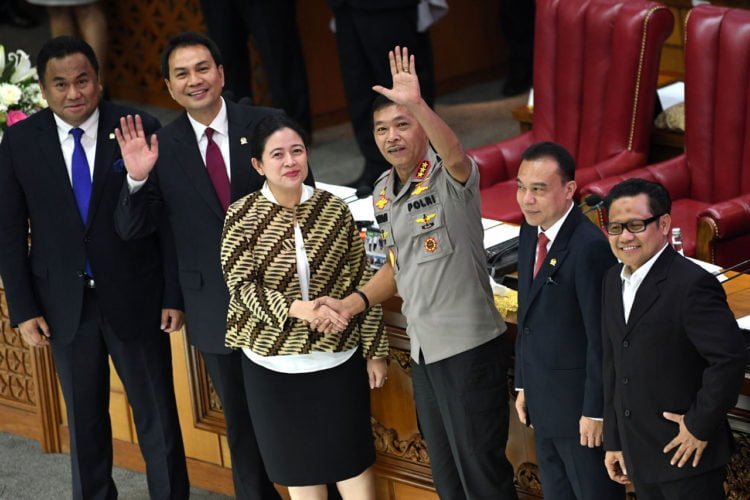 KAPOLRI. Calon Kapolri Komjen Idham Azis (ketiga kanan) bersama Ketua DPR Puan Maharani (ketiga kiri), Wakil Ketua DPR Rachmat Gobel (paling kiri), Aziz Syamsuddin (kedua kiri), Sufmi Dasco Ahmad (kedua kanan), dan Muhaimin Iskandar melambaikan tangan ke arah para wartawan saat sidang paripurna di kompleks Parlemen, Jakarta, Kamis (31/10). Seluruh fraksi sepakat menetapkan Komjen Idham Azis sebagai Kapolri. (ANTARA/ADITYA PRADANA PUTRA)