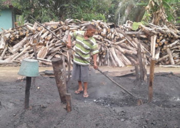 CARI KEADILAN. Marjuni (40) warga Desa Kalicinta, Kecamatan Kotabumi Utara, Lampung Utara, saat menjalani rutinitas pascabebas dari tahanan, Minggu (13/10). Marjuni menuntut keadilan karena menjadi korban salah tangkap kasus pembunuhan. (LAMPUNG POST/YUDHI HARDIYANTO)