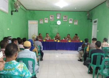 DENGARKAN ASPIRASI. Bupati Pesawaran Dendi Ramadhona saat mendengar aspirasi masyarakat Desa Sukaraja, Kecamatan Gedongtataan, Selasa (8/10). (LAMPUNG POST/PUTRA PANCASILA SAKTI)