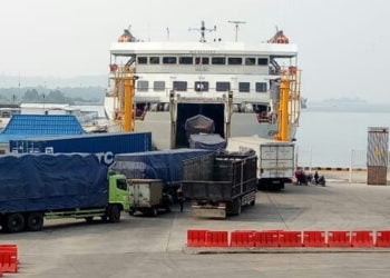 AKTIVITAS BONGKAR MUAT. Kegiatan aktivitas bongkar muat kendaraan di Pelabuhan Bakauheni, Lampung Selatan. (DOKUMENTASI LAMPUNG POST)