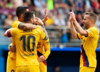 RAYAKAN GOL. Lionel Messi, Luis Suarez, Antoine Griezmann, dan JOrdi Alba merayakan gol ke gawang Eibar dalam lanjutan La Liga, akhir pekan kemarin. Trio Messi, Suarez, dan Griezmann masing-masing mencetak satu gol dalam laga itu. (STRINGER/AFP)