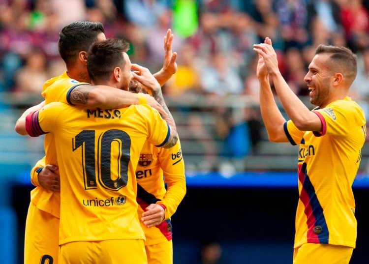 RAYAKAN GOL. Lionel Messi, Luis Suarez, Antoine Griezmann, dan JOrdi Alba merayakan gol ke gawang Eibar dalam lanjutan La Liga, akhir pekan kemarin. Trio Messi, Suarez, dan Griezmann masing-masing mencetak satu gol dalam laga itu. (STRINGER/AFP)