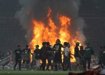 RICUH. Suporter Persebaya membakar papan sponsor usai pertandingan Liga 1 2019 setelah tuan rumah dikalahkan PSS Sleman 2-3 di Stadion Gelora Bung Tomo, Surabaya, Jawa Timur, Selasa (29/10). (ANTARA/MOCH ASIM)