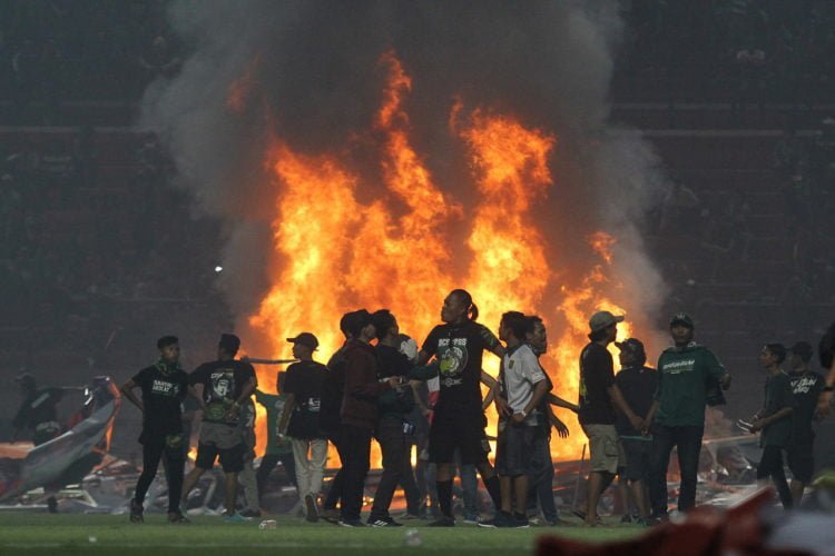 RICUH. Suporter Persebaya membakar papan sponsor usai pertandingan Liga 1 2019 setelah tuan rumah dikalahkan PSS Sleman 2-3 di Stadion Gelora Bung Tomo, Surabaya, Jawa Timur, Selasa (29/10). (ANTARA/MOCH ASIM)