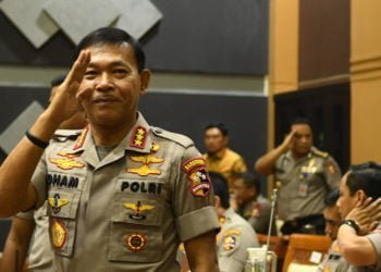 UJI KELAYAKAN DAN KEPATUTAN. Calon Kapolri Komjen Idham Aziz bersiap mengikuti uji kelayakan dan kepatutan Kapolri di ruang Komisi III, Komplek Parlemen, Jakarta, Rabu (30/10). Idham Aziz merupakan calon tunggal yang diajukan Presiden Joko Widodo sebagai kapolri untuk menggantikan Tito Karnavian yang kini menjabat sebagai mendagri. (ANTARA/MUHAMMAD ADIMAJA)