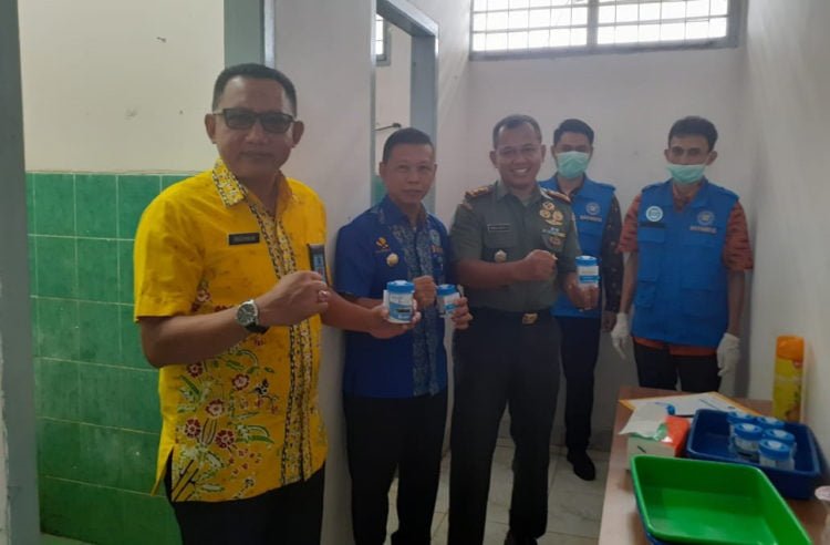 TES URINE. Kepala LP Kotaagung Sohibur Rachman dan Komandan Kodim 0424 Tanggamus Letkol Arh Anang Hasto Utomo saat mengikuti tes urine di LP Kotaagung, Jumat (11/10). (DOKUMENTASI LP KOTAAGUNG)