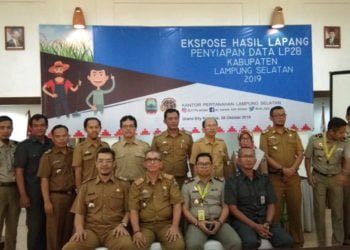 EKSPOSE LP2B. Kepala Kantor Pertanahan Lampung Selatan Sismanto dan jajaran OPD terkait di lingkup Pemkab Lamsel berfoto bersama usai ekspose hasil lapangan penyiapan data lahan pertanian dan pangan berkelanjutan (LP2B), Selasa (8/10). (DOKUMENTASI KANTAH LAMPUNG SELATAN)