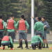 INGIN KEMBALI. Pelatih Luis Milla (kedua kanan) saat memimpin sesi latihan Timnas U23 di Lapangan A Senayan, Jakarta, Maret lalu. Pria Spanyol itu ingin kembali menangani Timnas Indonesia. (ANTARA/PUSPA PERWITASARI)