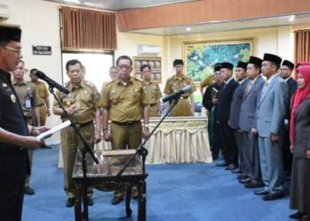 LANTIK PEJABAT. Asisten III Pemkab Lamtim, Wan Ruslan Abdul Gani saat melantik dan mengambil sumpah 52 pejabat eselon III dan IV di Gedung Pusiban, Sukadana, Selasa (8/10). (DOKUMENTASI HUMAS PEMKAB LAMTIM)