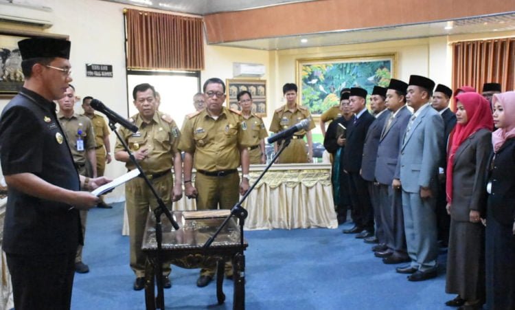 LANTIK PEJABAT. Asisten III Pemkab Lamtim, Wan Ruslan Abdul Gani saat melantik dan mengambil sumpah 52 pejabat eselon III dan IV di Gedung Pusiban, Sukadana, Selasa (8/10). (DOKUMENTASI HUMAS PEMKAB LAMTIM)