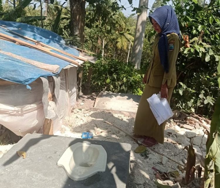 Aparatur Desa Sukaraja, Kecamatan Palas, Lampung Selatan, saat mengecek jamban sehat milik masyarakat setempat, Selasa (22/10/2019). Armansyah