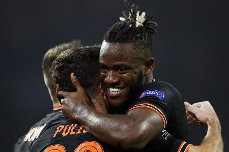 MENANG. Striker Chelsea, Michy Batshuayi (kanan), merayakan gol yang dicetaknya ke gawang Ajax pada lanjutan Liga Champions, Kamis (24/10) dini hari WIB. Laga itu dimenangkan Chelsea dengan skor tipis 1-0.(AFP/ANP/MAURICE VAN STEEN)