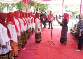 PAUD LEBIH BERKUALITAS. Bunda PAUD Kabupaten Lampung Selatan Winarni mengukuhkan Bunda PAUD kecamatan dan desa se-Sragi, di halaman kantor camat setempat, Jumat (4/10). Para bunda yang baru dikukuhkan dapat mewujudkan layanan PAUD di tingkat kecamatan dan desa yang berkualitas. (LAMPUNG POST/ARMANSYAH)