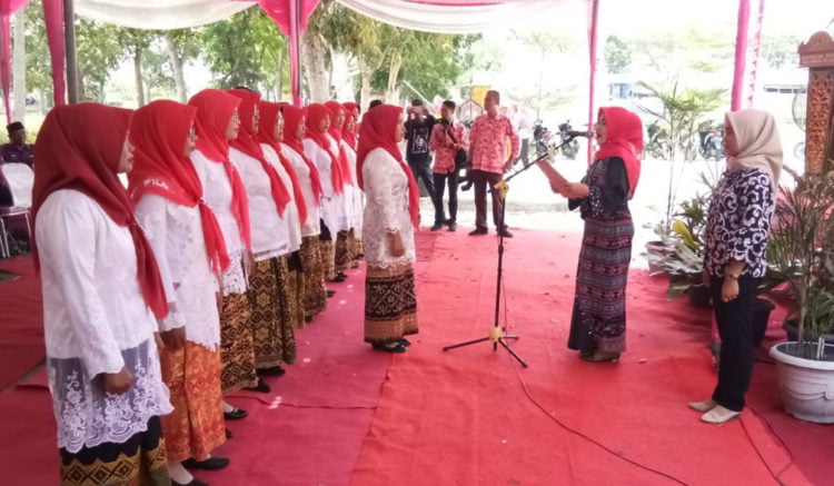 PAUD LEBIH BERKUALITAS. Bunda PAUD Kabupaten Lampung Selatan Winarni mengukuhkan Bunda PAUD kecamatan dan desa se-Sragi, di halaman kantor camat setempat, Jumat (4/10). Para bunda yang baru dikukuhkan dapat mewujudkan layanan PAUD di tingkat kecamatan dan desa yang berkualitas. (LAMPUNG POST/ARMANSYAH)