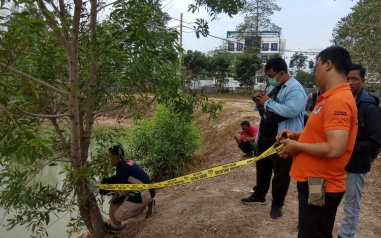 LOKASI TENGGELAM. Tim Inafis Polresta Bandar Lampung menggelar olah TKP terkait tenggelamnya dua mahasiswa di embung UIN Raden Intan, Selasa (8/10).
(LAMPUNG POST/UMAR ROBBANI)