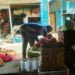 KEBERATAN KENAIKAN TARIF. Pedagang di Pasar Inpres Kalianda merapikan dagangannya, Jumat (11/10). Para pedagang keberatan adanya kenaikan tarif retribusi kebersihan. (LAMPUNG POST/JUWANTORO)