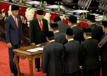 Presiden dan Wakil Presiden terpilih Joko Widodo dan Maruf Amin mengucapkan sumpah dan janji dalam pelantikannya dalam Sidang Paripurna MPR di Gedung Nusantara, Kompleks Parlemen Senayan, Jakarta, Minggu (20/10). Pengucapan dan sumpah janji tersebut digelar dihadapan 711 anggota MPR dan puluhan tamu negara serta Presiden dan Wakil Presiden terdahulu. MI//Susanto