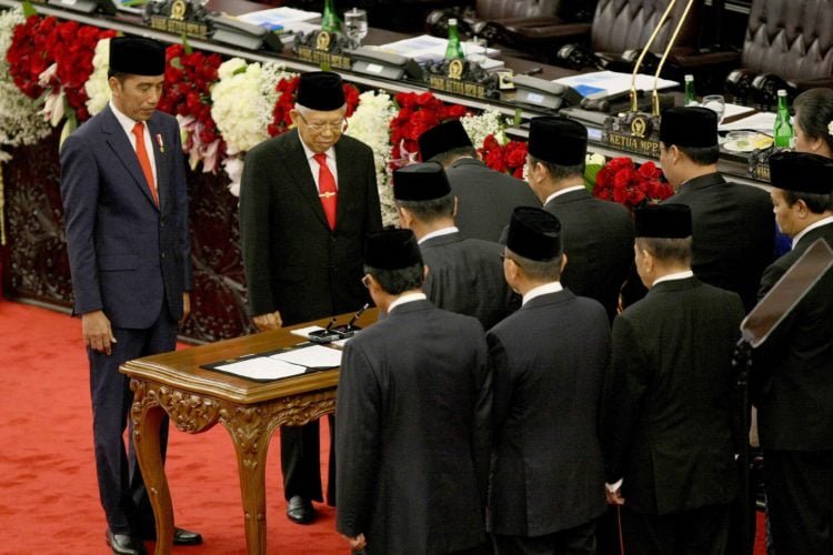 Presiden dan Wakil Presiden terpilih Joko Widodo dan Maruf Amin mengucapkan sumpah dan janji dalam pelantikannya dalam Sidang Paripurna MPR di Gedung Nusantara, Kompleks Parlemen Senayan, Jakarta, Minggu (20/10). Pengucapan dan sumpah janji tersebut digelar dihadapan 711 anggota MPR dan puluhan tamu negara serta Presiden dan Wakil Presiden terdahulu. MI//Susanto