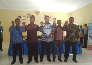FOTO BERSAMA. Bupati Pesawaran Dendi Ramadhona berfoto bersama dengan kepala desa dan tokoh masyarakat Sidodadi, Kamis (10/10). (DOKUMENTASI PEMDES SIDODADI)