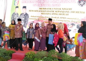HARI BATIK. Bupati Sujadi dan Wakil Bupati Fauzi saat peringatan Hari Batik Nasional 2019 di rest area Km 37 Pringsewu, Selasa (2/10). (DOKUMENTASI HUMAS PEMKAB PRINGSEWU)