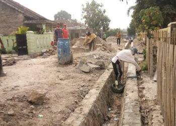 Pemdes Durian Bangun Drainase Atasi Banjir
