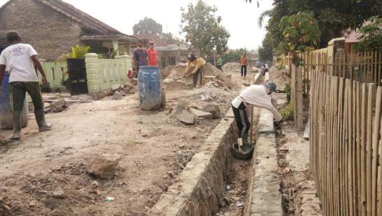 Pemdes Durian Bangun Drainase Atasi Banjir