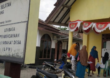 KANTOR DESA. Sejumlah ibu saat berada di Kantor Desa Sabahbalau, Tanjungbintang, Lampung Selatan, Kamis (10/10). Sejumlah aparatur desa diberhentikan kades yang diduga terkait janji politik pada pilkades serentak lalu. (LAMPUNG POST/SUKISNO )