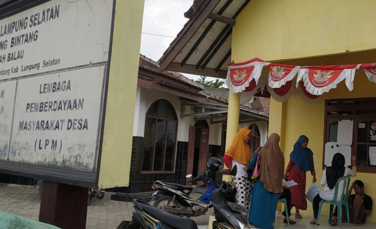 KANTOR DESA. Sejumlah ibu saat berada di Kantor Desa Sabahbalau, Tanjungbintang, Lampung Selatan, Kamis (10/10). Sejumlah aparatur desa diberhentikan kades yang diduga terkait janji politik pada pilkades serentak lalu. (LAMPUNG POST/SUKISNO )