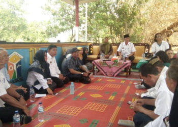 DIALOG SANITASI. Sejumlah jurnalis nasional dan lokal berdialog dengan Bupati Pringsewu Sujadi di Dusun Rejosari, Kecamatan Pringsewu, Selasa (8/10). Pertemuan dilakukan sebagai bagian dari kegiatan pencapaian target universal bidang sanitasi yang digelar Yayasan Konservasi Way Seputih (YKWS). (LAMPUNG POST/WIDODO)