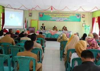 KELOLA SAMPAH. Dinas Lingkungan Hidup Lampung Barat menggelar pelatihan pengelolaan sampah plastik, Selasa (8/10). Sampah dapat dikelola dan memiliki nilai ekonomi. (LAMPUNG POST/ELIYAH)