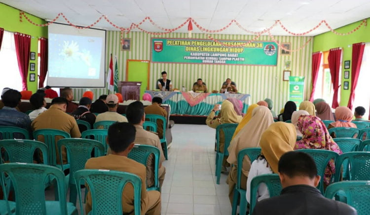 KELOLA SAMPAH. Dinas Lingkungan Hidup Lampung Barat menggelar pelatihan pengelolaan sampah plastik, Selasa (8/10). Sampah dapat dikelola dan memiliki nilai ekonomi. (LAMPUNG POST/ELIYAH)