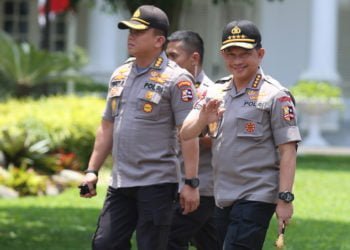 DIPANGGIL PRESIDEN. Kapolri Jenderal Tito Karnavian berjalan memasuki Kompleks Istana Kepresidenan di Jakarta, Senin (21/10). (MI/RAMDANI)