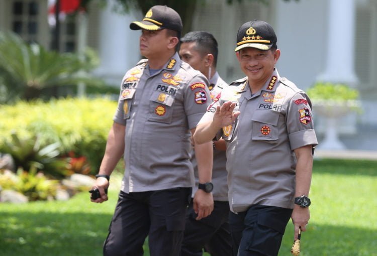 DIPANGGIL PRESIDEN. Kapolri Jenderal Tito Karnavian berjalan memasuki Kompleks Istana Kepresidenan di Jakarta, Senin (21/10). (MI/RAMDANI)