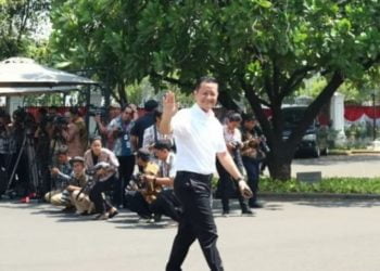 Anggota Komisi VI DPR dari fraksi PDI Perjuangan Juliari Batubara merapat ke istana kepresidenan Jakarta, Selasa (21/10). ANTARA FOTO/Desca Lidya Natalia.