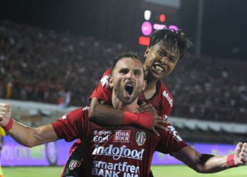 RAYAKAN GOL. Penyerang Bali United Ilija Spasojevic berselebrasi dengan rekannya Fahmi Al Ayyubi usai mencetak gol ke gawang Perseru Badak Lampung pada Liga 1 2019 di Stadion Kapten I Wayan Dipta, Gianyar, Bali, Selasa (22/10). Kekalahan 0-3 dari Bali United meembuat posisi Laskar Saburai di klasemen terancam. (ANTARA/FIKRI YUSUF)