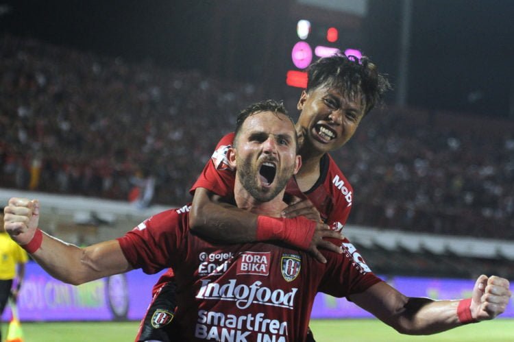 RAYAKAN GOL. Penyerang Bali United Ilija Spasojevic berselebrasi dengan rekannya Fahmi Al Ayyubi usai mencetak gol ke gawang Perseru Badak Lampung pada Liga 1 2019 di Stadion Kapten I Wayan Dipta, Gianyar, Bali, Selasa (22/10). Kekalahan 0-3 dari Bali United meembuat posisi Laskar Saburai di klasemen terancam. (ANTARA/FIKRI YUSUF)