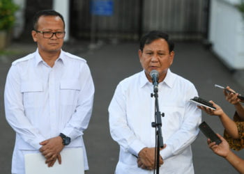 DIUNDANG KE ISTANA. Ketua Umum Partai Gerindra Prabowo Subianto (kanan) didampingi Wakil Ketua Umum Edhy Prabowo memberikan keterangan seusai bertemu Presiden Joko Widodo di kompleks Istana Kepresidenan, Jakarta, Senin (21/10). Prabowo mengaku siap membantu di dalam pemerintahan pada periode tahun 2019—2024. (ANTARA/WAHYU PUTRO A)