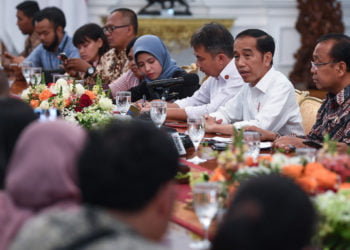 DIALOG DENGAN WARTAWAN. Presiden Joko Widodo didampingi Mensesneg Pratikno (kanan) berdialog dengan wartawan kepresidenan di Istana Merdeka, Jakarta, Kamis (24/10). Dialog tersebut membahas tentang susunan kabinet Indonesia Maju dan komposisi wakil menteri. (ANTARA/WAHYU PUTRO A)
