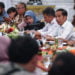 DIALOG DENGAN WARTAWAN. Presiden Joko Widodo didampingi Mensesneg Pratikno (kanan) berdialog dengan wartawan kepresidenan di Istana Merdeka, Jakarta, Kamis (24/10). Dialog tersebut membahas tentang susunan kabinet Indonesia Maju dan komposisi wakil menteri. (ANTARA/WAHYU PUTRO A)