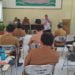 DISKUSI RPPLH. Dinas Lingkungan Hidup Lampung Barat menggelar focus grup disscusion (FGD), Selasa (8/10). Kegiatan dalam rangka rencana penyusunan perlindungan dan pengelolaan lingkungan hidup (RPPLH). (LAMPUNG POST/ELIYAH)