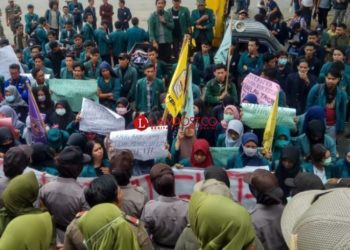 Ratusan mahasiswa menggelar demonstrasi di depan Kantor DPRD Lampung, 18 Oktober 2019. Lampost.co/Umar Robani