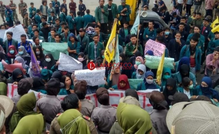 Ratusan mahasiswa menggelar demonstrasi di depan Kantor DPRD Lampung, 18 Oktober 2019. Lampost.co/Umar Robani
