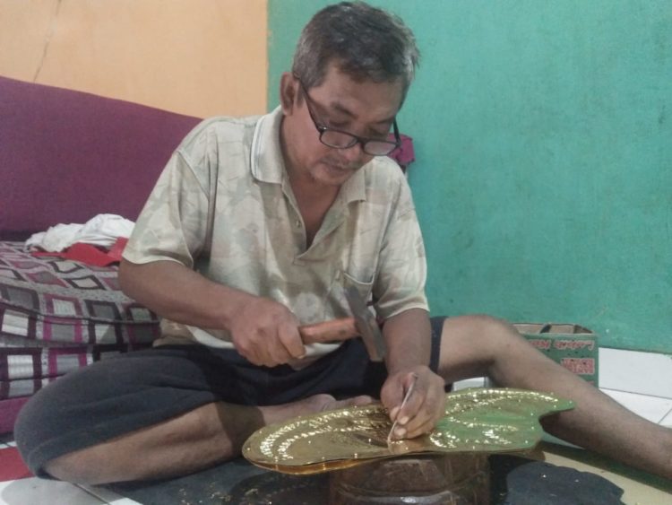 Pembuatan siger pengantin dengan pahatan. (LAMPUNG POST)