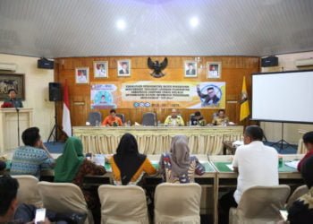 SIPMAS. Asisten II Bidang Ekonomi dan Pembangunan Pemerintah Kabupaten Lampung Timur Junaidi yang mewakili Bupati memberikan pengarahan kepada peserta sosialisasi SIPMas di aula atas gedung Kantor Bupati Lamtim, Sukadana, Jumat (4/10). SIPMas untuk memudahkan masyarakat menyampaikan aspirasinya. (DOKUMENTASI HUMAS PEMKAB LAMTIM)